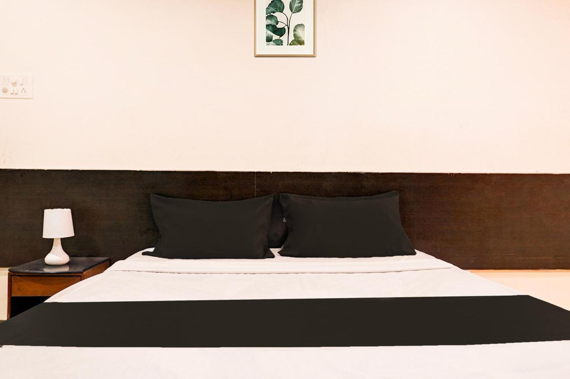Hotel O Royal Lodge Koregaon المظهر الخارجي الصورة